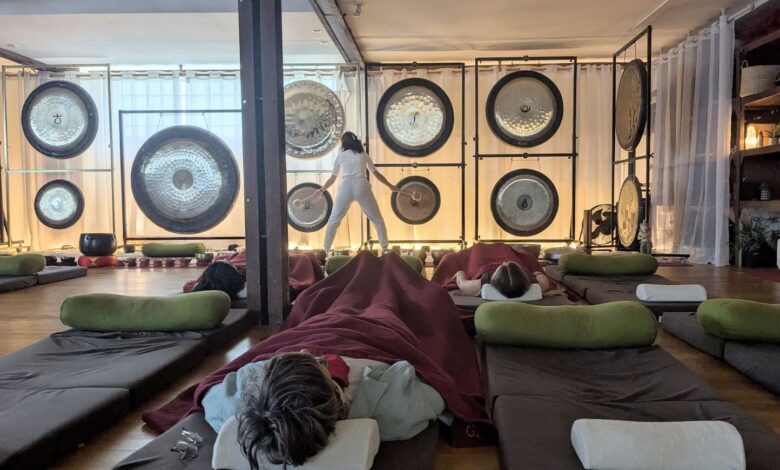 Del ruido de un helicóptero al sueño profundo… Probamos el baño de gong, una técnica de relajación sonora Del ruido de un helicóptero al sueño profundo… Probamos el baño de gong, una técnica de relajación sonora